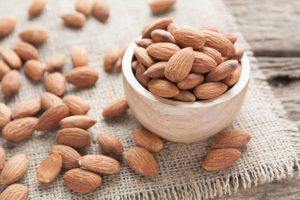 آیا باید بادام را با یا بدون پوست مصرف کنیم؟