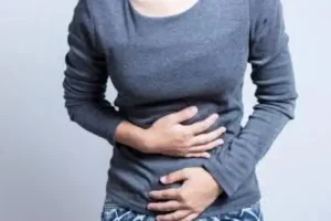 نشانه های نفخ شکم در زنان بررسی 15 علت شایع و راه‌های ساده‌ی درمان
